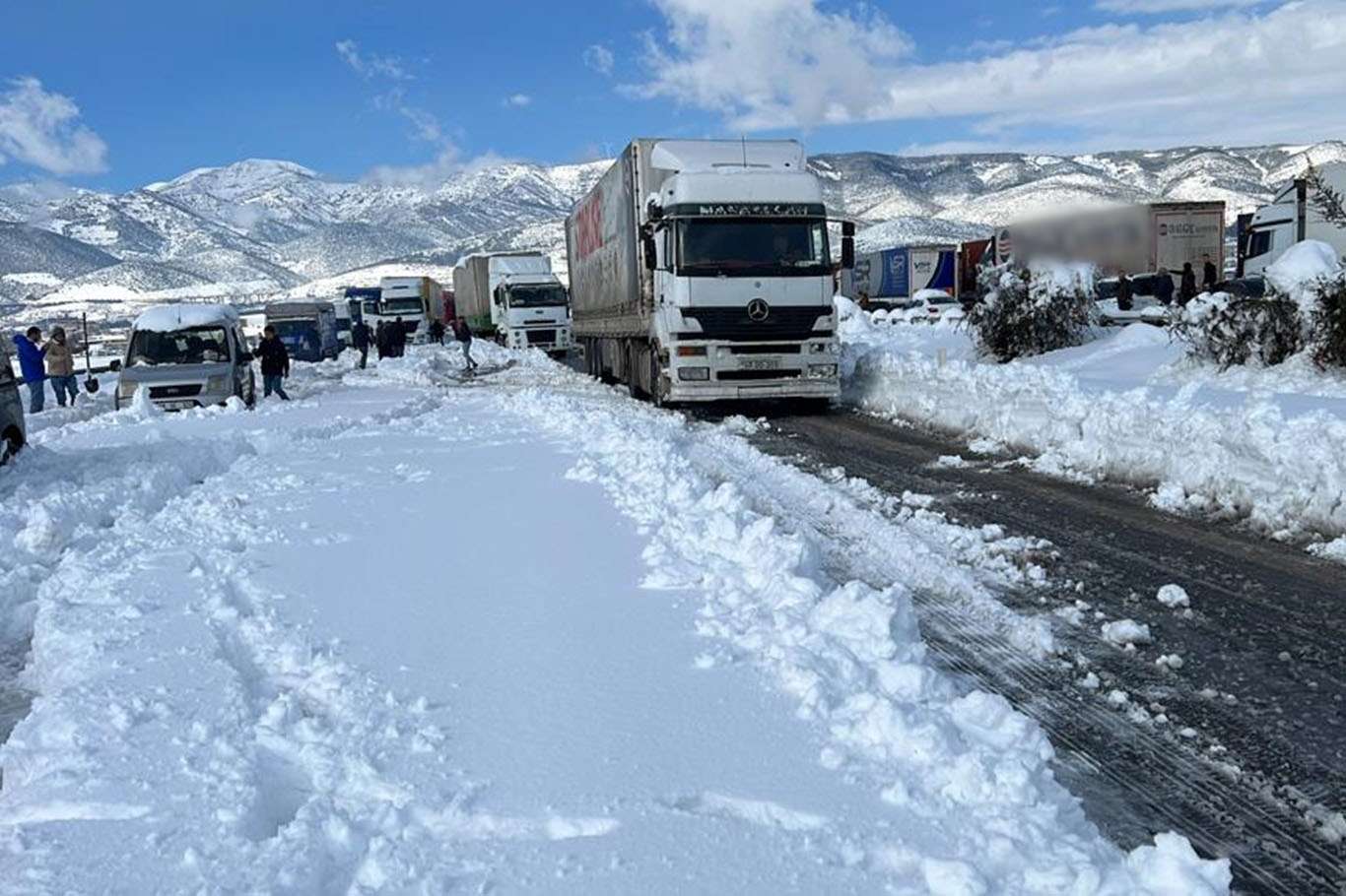 Kar yağışı nedeniyle ulaşıma kapanan TAG otoyolu yeniden ulaşıma açıldı